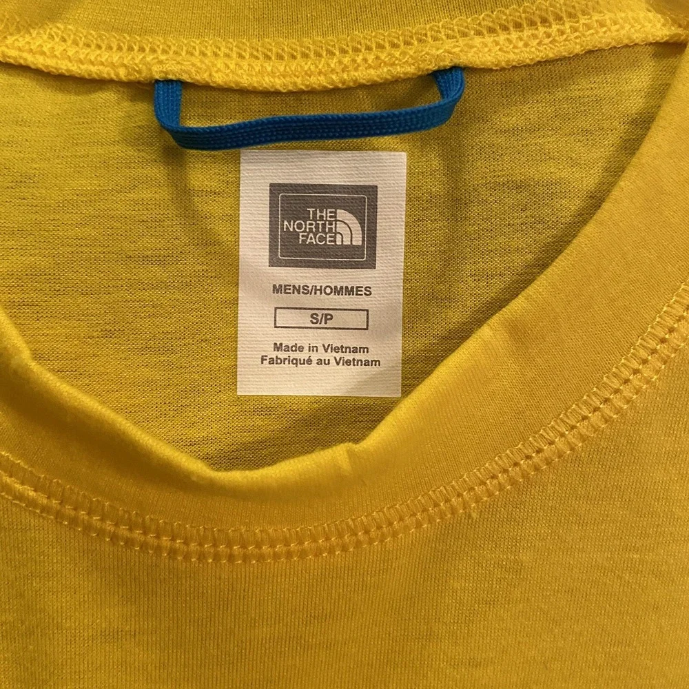 Men's The North Face‎ Vapor Wick T-shirt Size Small Yellow Blue Lettering Active